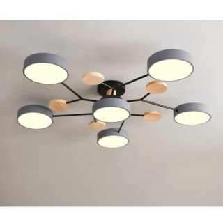 Photo montrant un lustre salon gris plafonnier en bois et acier à 6 satellites ronds et ampoules couleur chaude sur un plafond gris