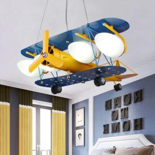 On voit un lustre en forme d'avion rétro jaune et bleu dans une chambre
