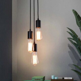 Lustre avec 3 ampoules suspendues à des fils.