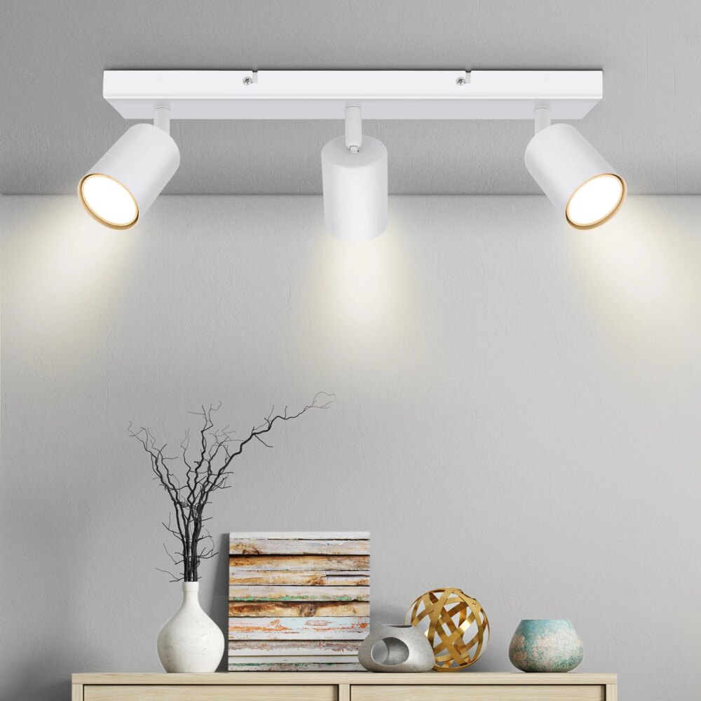 Lustre avec 3 spots blanc accroché au mur.