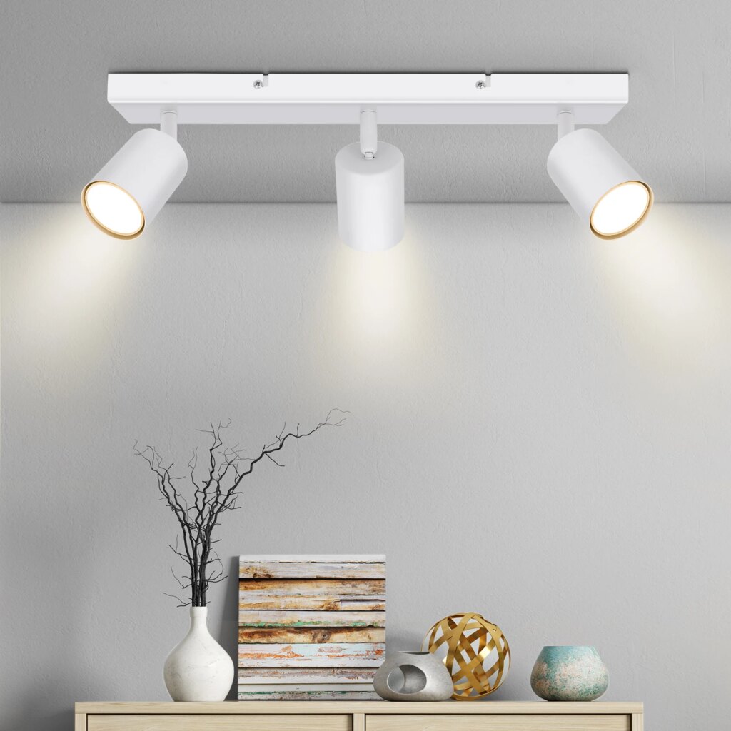 Lustre avec 3 spots blanc accroché au mur.