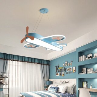 On voit un lustre en forme d'avion bleu dans une chambre d'enfant.