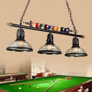 Lustre billard avec abats jours en verre au-dessus d'une table billard.
