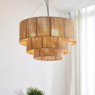 Lustre bohème chic en rotin rond en trois cercles, suspendu à un plafond.