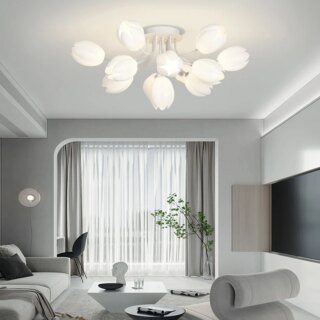 On voit une pièce bien décorée avec un luminaire en forme de bouquet de tulipes.