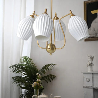 On voit un lustre en forme de fleurs tulipes