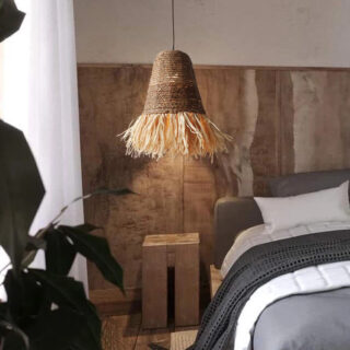 Lustre en raphia et bambou suspendu dans une chambre style bohème chic.