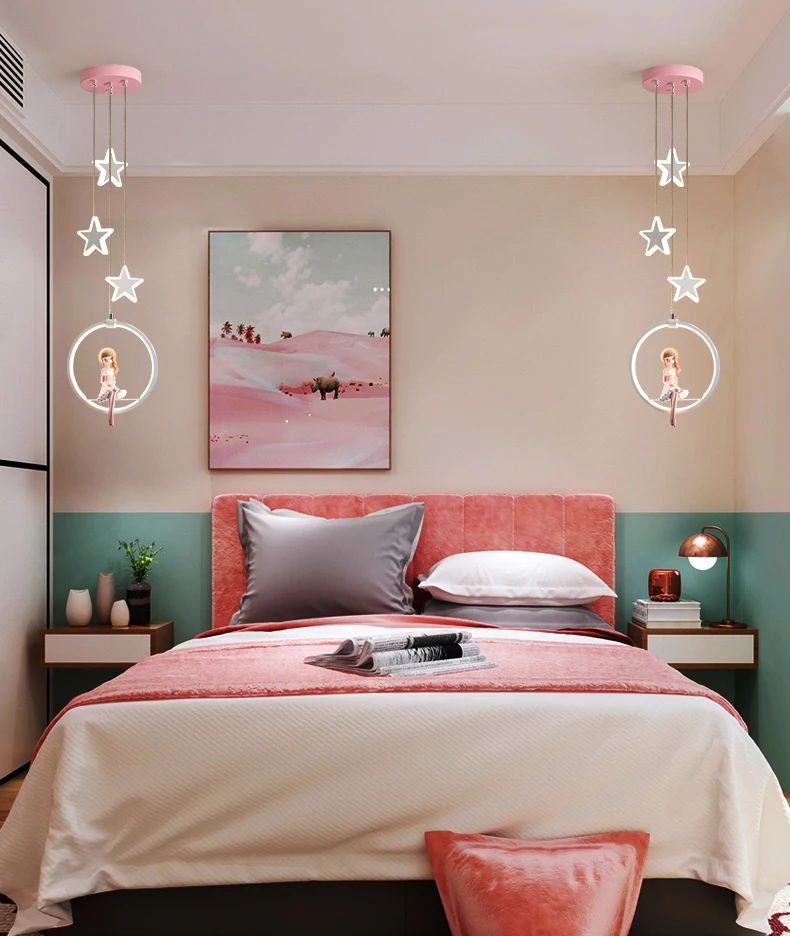 Lustre enfant décoré d'étoiles et de figurines