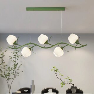 On voit un lustre vert avec des tulipe lampes