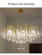 Lustre gouttes d'eau transparantes sur branches dorées