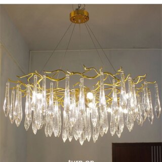 Lustre gouttes d'eau transparantes sur branches dorées