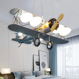 On voit un lustre rétro en métal suspendu dans uen chambre bien décorée.