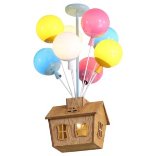 On voit un lustre pour bébé qui représente une maison volante soutenue par des ballons de toutes les couleurs.