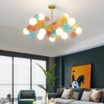 Lustre avec des boules illuminées et des paillettes de couleurs rose jaune et vert