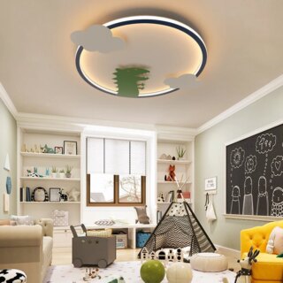 On voit un lustre plafonnier dinosaure dans une pièce vivante avec des jeux d'enfants