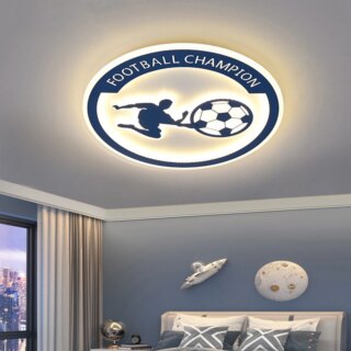 On voit un lustre qui met en scène un joueur de foot et son ballon