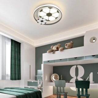 On voit une chambre d'ado avec un lustre plat et rond en forme de ballon de foot.