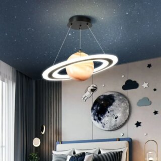 Lustre planète avec un astre blanc illuminé tourne autour d'une planète
