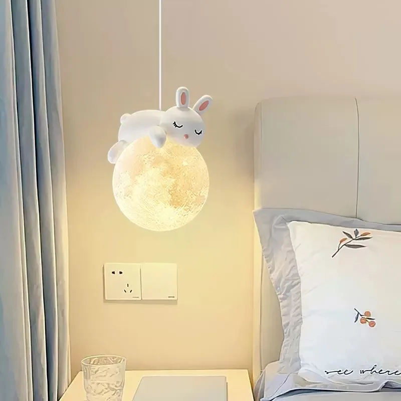 Lustre pour bébé ourson couché sur une boule