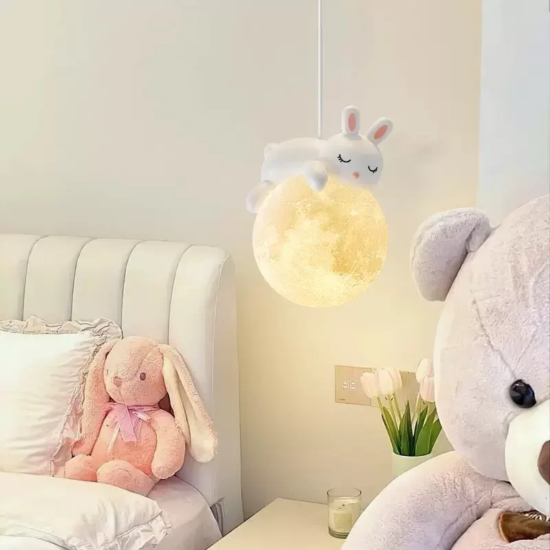 Lustre pour bébé ourson couché sur une boule