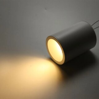 Lustre allumé noir posé sur une table