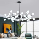 Photo d'un lustre salon de grande taille en acier noir et bulles blanches opaques surplombant un canapé et une table basse dans une pièce au plafond gris clairet au mur vert foncé avec une grande baie vitrée à droite