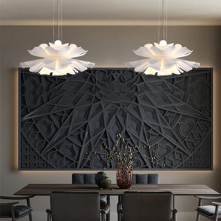 On voit deux lustres suspendus en forme de fleur au-dessus d'une table.