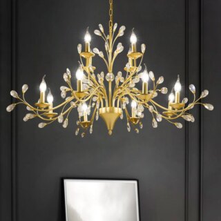 On voit un lustre majestueux doré hollandais sur fond noir.