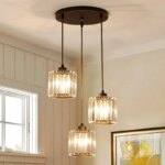Lustre plafonnier à trois suspensions accroché au plafond.