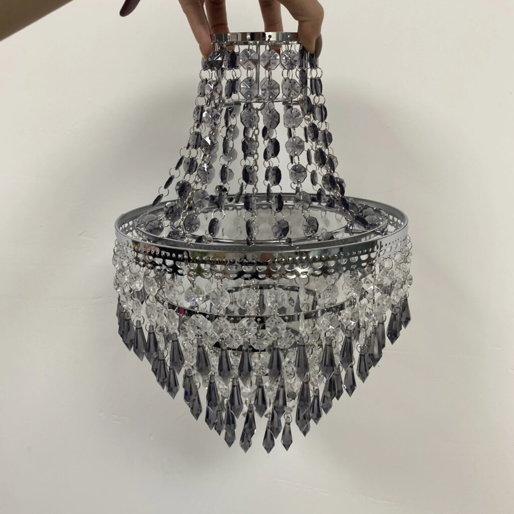 Lustre à pampilles gris ou transparents