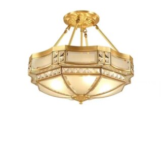 Photo d'un lustre art déco doré de forme octogonale comme une couronne renversée avec chaque côté et le dessous en verre opaque, relié au plafonnier par des tiges dorées, le tout sur un fond blanc