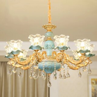 Photo représentant un lustre art nouveau en céramique bleue et verre avec pendentifs de cristal en forme de gouttes d'eau dans une pièce beige avec une tenture beige foncée