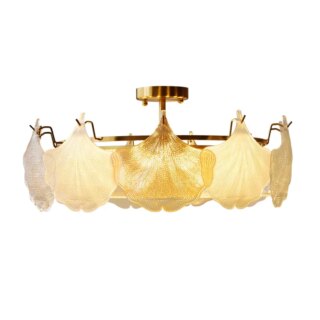 Lustre plafonnier avec des coquillages en verre sur fond blanc.