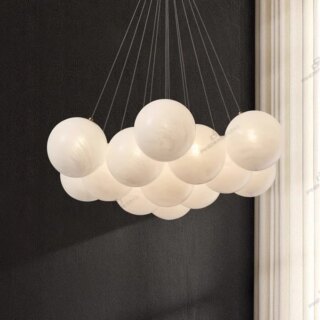 Lustre avec globe blanc suspendu.