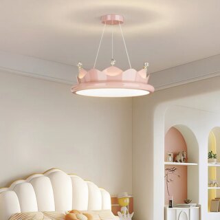 Photo d'un lustre pour chambre de fille en forme de couronne rose et blanche avec des petites boules de cristal suspendu dans une chambre blanche et rose à tête de lit blanc