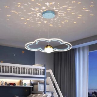 Photo d'un lustre pour chambre de garçon représentant un nuage bleu et blanc et parsemant le ciel d'étoiles dans une chambre aux tentures grises, avec deux lits superposés blanc et gris à escalier