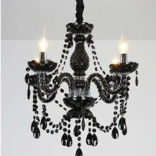 Photo d'un lustre chandelier noir en cristal à quatre branches torsadées et guirlandes de cristal de l'étage au chandeliers puis du bas des chandeliers au centre du bas du lustre avec des cristaux pendants, le tout sur un fond gris clair et foncé