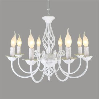 Photo d'un lustre chandelier en fer forgé blanc à huit branches courbées et huit ampoules bougies allumées, avec un corps travaillé en forme de vase tête en bas, le tout sur un fond gris