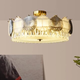 Lustre plafonnier avec des coquillages accroché à un plafond.