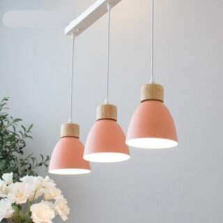 Lustre avec 3 lampes suspendues roses.