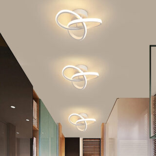 3 lustres plaffonniers blancs illuminés dans un couloir