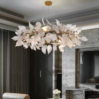 On voit un lustre feuilles entremêlées en verre transparent.