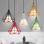Lustre en forme de diamant design en 5 couleurs suspendu au dessus d'une table.