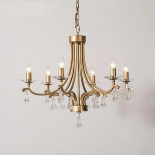 On voit un lustre hollandais doré avec ampoules forme bougies et diamants