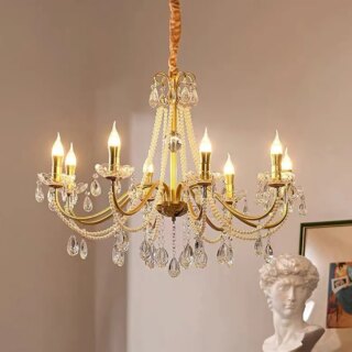 On voit un lustre hollandais ampoules forme bougies, perles nacrées et dorures.