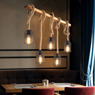 On voit un lustre en corde cinq suspensions dans une salle de restaurant