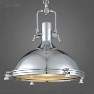 Photo d'un lustre industriel rétro argenté de style marin suspendu sur un fond gris foncé