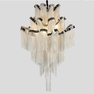 Photo d'un grand lustre italien argenté pendant fait de chaînes sur plusieurs étages le tout sur un fond gris clair