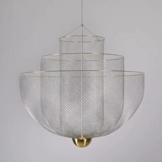 Photo d'un lustre italien argenté en grillage métallique avec finition dorée en bas sur un fond gris foncé