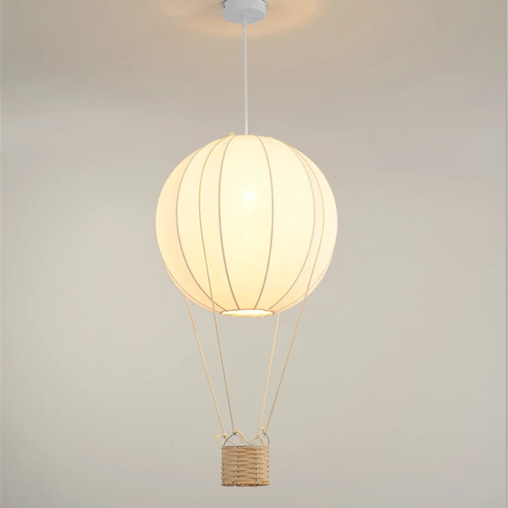 On voit un joli lustre en forme de montgolfière. La nacelle est en rotin et le ballon, beige.